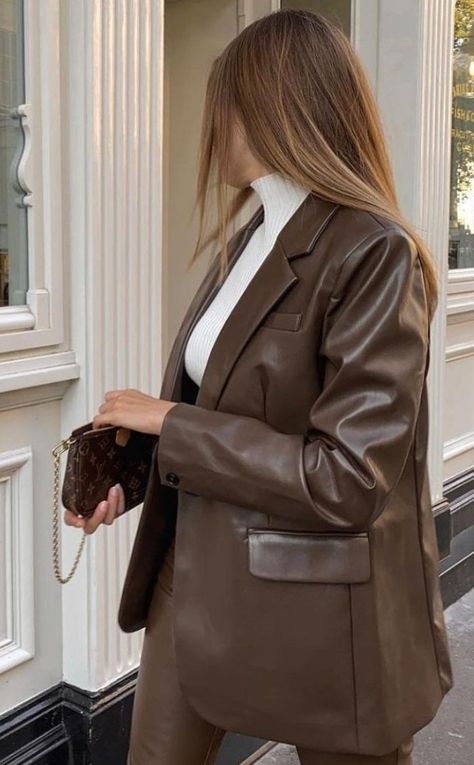 European Street Style, Leather Dress Women, Casually Chic, Business Chic, Blazer Beige, Woman Suit Fashion, Street Style Winter, Autumn Street Style, Street Style Chic