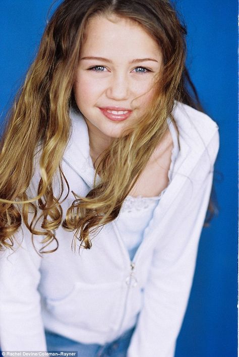 Hannah Montana Outfits, Hannah Miley, Katy Perry Hair, Hannah Montana Forever, Hannah Montana The Movie, Miley Cyrus Fan, Miley Stewart, Old Girl Names, Billy Ray Cyrus