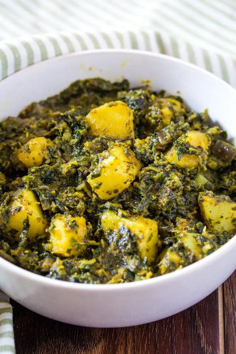 Saag Aloo (Palak Aloo) | I Knead to Eat Aloo Palak Recipe, Aloo Palak, Saag Aloo, Saag Recipe, Aloo Recipes, Punjabi Food, Vegetarian Indian, Potato Curry, Vegetarian Recipe