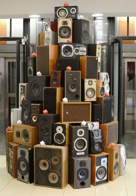 Tv Christmas Tree, Music Store Design, Old Speaker, Picture Music, Speaker Wall, Music Speaker, Modern Contemporary Furniture, Wall Of Sound, Vintage Speakers