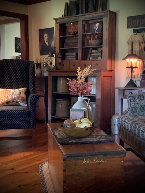 Gail Reeder, Neutral Decorating, English Country Design, Colonial Living Room, Colonial Decorating, Primitive Fall Decor, Primitive Living Room, Primitive Living, English Cottages