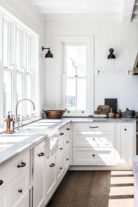 How To Create A Modern Farmhouse Kitchen - Cottonwood and Co Model Dapur, Friday Inspiration, Modern Farmhouse Kitchen, Decor Ikea, Interior Vintage, Farmhouse Kitchen Design, Full Life, Classic Kitchen, Style Bathroom