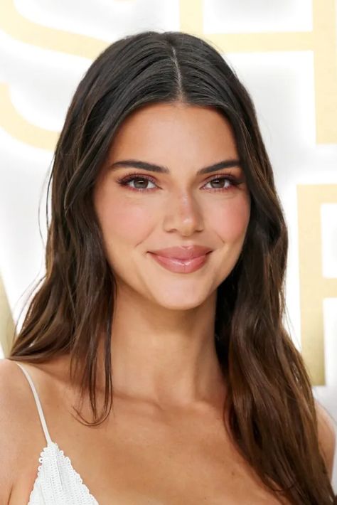 Kendall Jenner Hair Color, Kendall Jenner Eyes, Kendall Jenner Hair, Kendall Jenner Face, Kendall Jenner Makeup, Light Makeup Looks, Jenner Makeup, Cfda Fashion Awards, Kendall Style