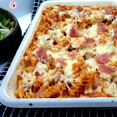 Garlic Chicken & Prosciutto Pasta Bake | Slimming Recipe - Sugar Pink Food Low Calorie Chicken Pasta, Chicken Prosciutto, Chicken With Prosciutto, Baked Chicken Pasta Recipes, Prosciutto Pasta, Low Calorie Recipes Dinner, Sweet Chilli Chicken, Low Calorie Chicken, Healthy Chicken Pasta