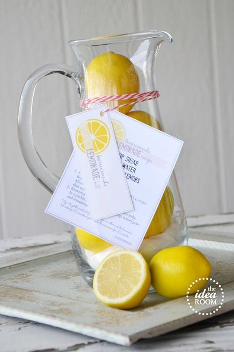 Homemade Lemonade Gift Kit and Printables Gift | Gift Ideas | Gifts for hosts | Gifts for hostess | #gifts #giftideas #giftsforhosts #giftsforhostess | https://sonomaartisan.com/ Best Homemade Lemonade, Homemade Lemonade, Cadeau Diy, Crafty Gifts, Lemonade Stand, Neighbor Gifts, Gift Kit, Simple Gifts, Food Printables