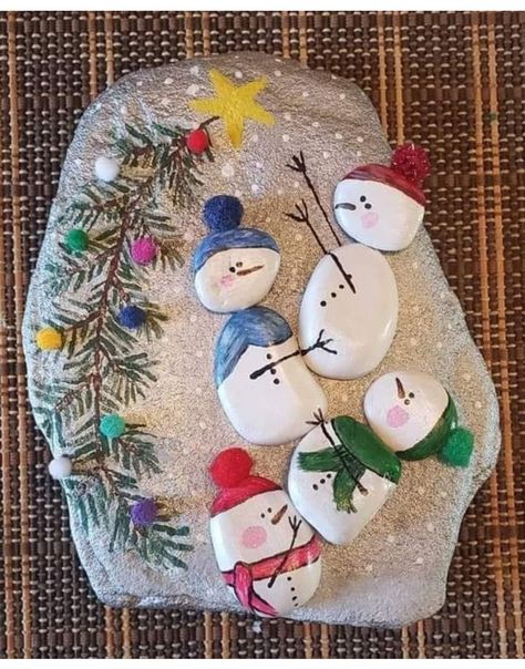 Christmas Rock Art, Rock Vase, Diy Snowman Decorations, Christmas Pebble Art, Christmas Rocks, Stone Pictures Pebble Art, Art And Craft Ideas, Wooden Christmas Crafts, Diy Rock Art