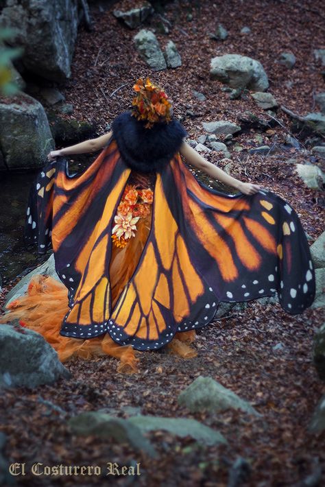 Butterfly capes from El Costurero Real on Etsy via My Modern Met Diy Papillon, Butterfly Dresses, Wing Scarf, Renn Faire, Butterfly Costume, Like A Butterfly, Diy Butterfly, Homemade Halloween, Wings Costume