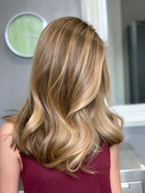 Caramel Blonde Hair Honey Balayage, Blonde Highlights On Tanned Skin, Honey Blonde Lob Straight, Herringbone Blonde Hair, Golden Bronde Balayage Honey Short, Honey Blonde Hair Babylights, Gold Dark Blonde Hair, Medium Length Haircut Honey Blonde, Rooted Honey Blonde Hair