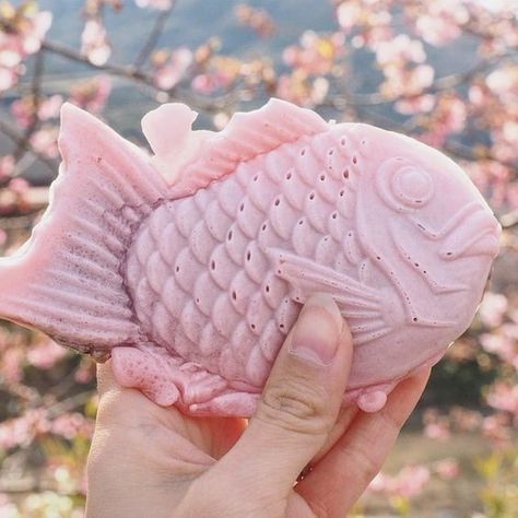 Sakura Leaves, Snacks Japonais, Kawaii Desserts, Pink Snacks, Fish Snacks, Azuki Bean, Custard Cream, Japanese Fish, Red Bean Paste