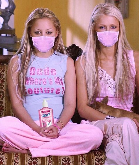 Bubblegum B Aesthetic, Paris Hilton Outfits 2000s, Paris Hilton Outfits, Paris Hilton And Nicole Richie, Paris And Nicole, Outfits Paris, Outfits 2000s, Trashy Y2k, 2000s Fashion Outfits