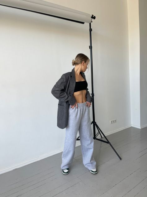 Blazer Sweatpants Outfit, Sweatpants And Blazer Outfit, Everyday Outfit Inspirations, Oversized Sweatpants, Timeless Clothing, Statement Outfit, Sweatpants Outfit, Stylish Suit, Blazer Outfit