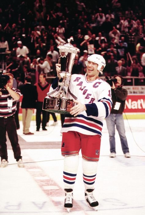 Mark Messier on leadership, trust and magic mushrooms - Macleans.ca Mark Messier, Danielle Smith, Leadership Lessons, Wayne Gretzky, People Of Interest, The Eighth Day, Old Video, New York Rangers, Great Friends