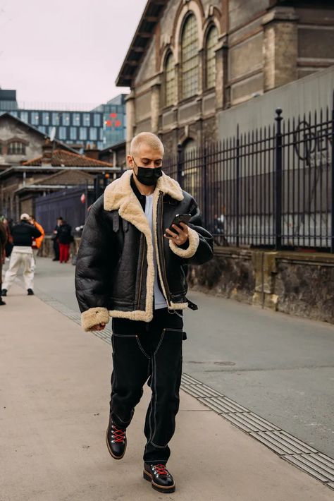 Leather Jacket And Shorts, Drawing Leather Jacket, Jackets Drawing, Shearling Jacket Outfit, Leather Jacket Outfit Winter, Mens Street Style Winter, Menswear Streetwear, Winter Jacket Outfits, Boots Outfit Men