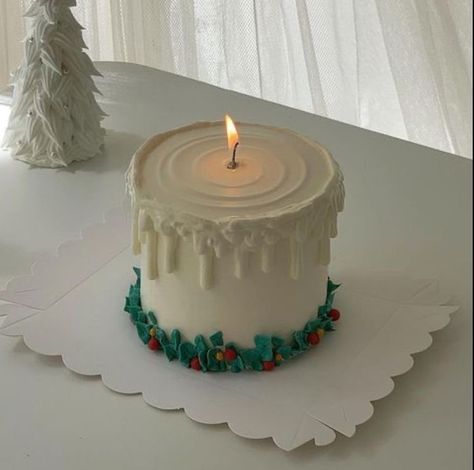 Aesthetic Christmas Cake, Christmas Cake Aesthetic, Holiday Cake Designs, Christmas Themed Cake, Christmas Holiday Cake, Christmas Cake Designs, New Year's Cake, Xmas Cake, Winter Cake