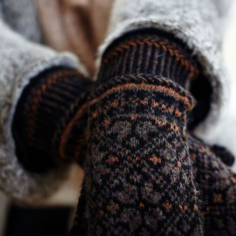 gorgeous!! Hedgehog Fibres, Mittens Pattern, Knitted Wit, Wrist Warmers, Fair Isle Knitting, Knit Mittens, Jack Frost, Knitted Gloves, Knitting Inspiration