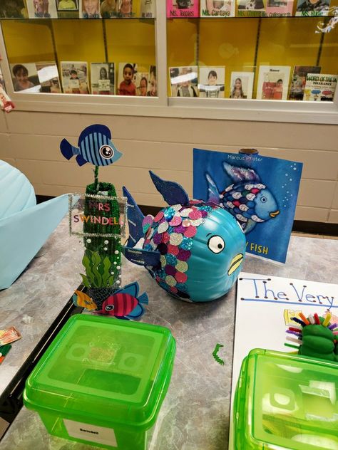 Rainbow Fish Pumpkin, Fish Pumpkin, Pumpkin Fish, Creative Pumpkin Decorating, 3d Rainbow, Pumpkin Decorating Contest, Pumpkin Books, Pumpkin Projects, Creative Pumpkins