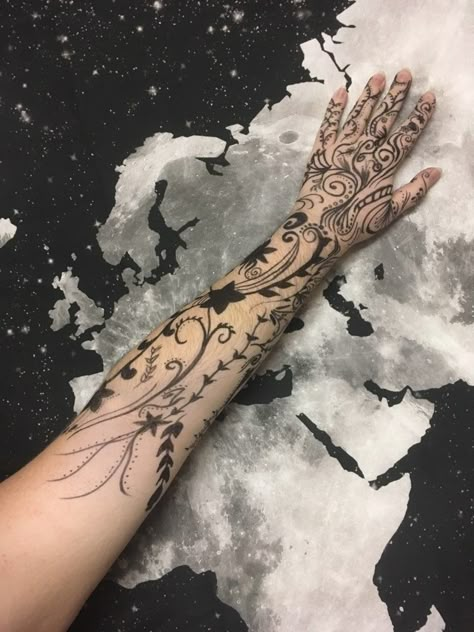 Recreation of Feyre's Bargain Tattoo on my arm by my roommate. Illyrian Tattoo Design, Court Of Thrones And Roses Tattoo, Acotar Bargain Tattoo, Rhysand And Feyre Tattoo, Feyre Mating Tattoo, Feyre Bargain Tattoo, Bookish Sleeve Tattoo, Feyre's Tattoo, Acotar Arm Tattoo