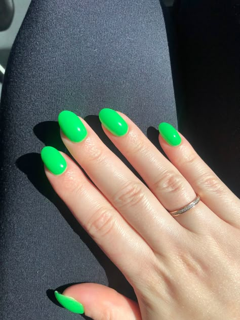 Neon green, almond-shaped nails Neon Green Oval Nails, Neon Green Gel Nails Short, Lime Green Almond Nails, Neon Green Almond Nails, Almond Neon Nails, Like Green Nails, Bright Green Nails, Summer Dip, Lime Green Nails