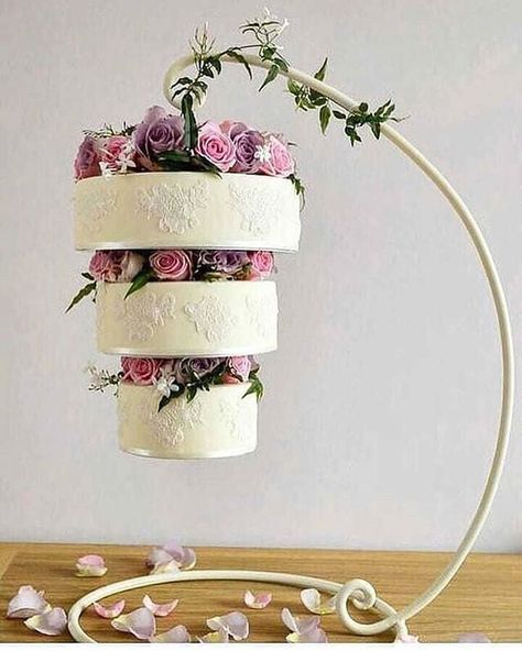 Reverse - Chandelier wedding cake Hanging Cake, Chandelier Cake, Gravity Cake, Crazy Cakes, Unique Cakes, Wedding Cake Inspiration, Upside Down Cake, Tiered Wedding Cake, Wedding Cake Designs