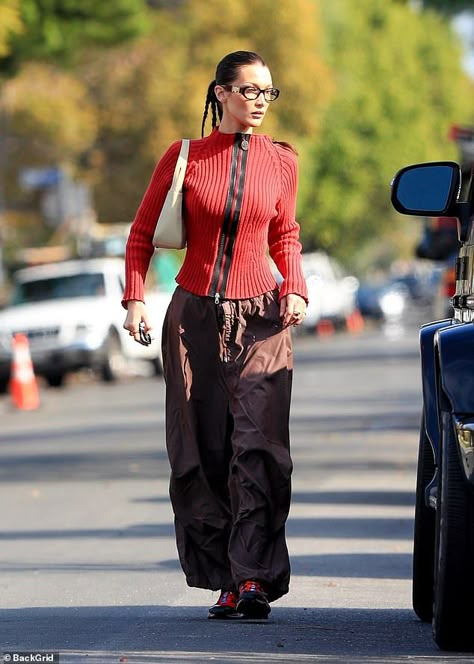 Parachute Pants Outfit, Bella Hadid Street Style, Bella Hadid Outfits, Bella Hadid Style, Fits Inspo, Hadid Style, Vogue Uk, Celebrity Street Style, Baggy Pants