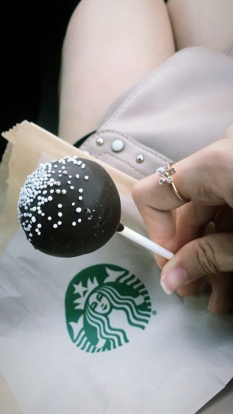 Starbucks Cake Pops Aesthetic, Starbucks Pop Cake, Cake Pop Starbucks, Cake Pop Prices, Brownie Cake Pops, Starbucks Cake Pops, Starbucks Chocolate, Starbucks Cake, Starbucks Birthday