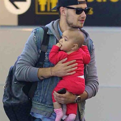 Liam Payne and baby Lux One Direction Liam Payne, Cheryl Fernandez Versini, Baby Lux, Girls Aloud, One Direction Photos, Liam James, Holding Baby, Celebrity Kids, I Love One Direction