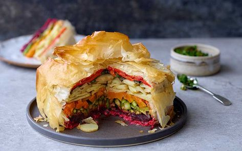 Rainbow Vegetable Pie Vegan Christmas Dinner Ideas, Rainbow Pie, Vegan Casseroles, Vegan Pies, Leftover Vegetables, Vegan Pies Recipes, Vegan Magazine, Vegetable Pie, Pies Recipes