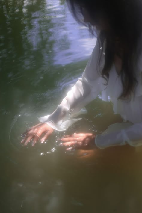 Fairy Water Photoshoot, Water Inspo Pics, Ethereal Goddess Aesthetic, Dreamy Fairy Photoshoot, Ethereal Photoshoot Fairytale, Lake Photoshoot Aesthetic, Water Photoshoot Aesthetic, Ethereal Photoshoot Ideas, Dreamy Photoshoot Ideas