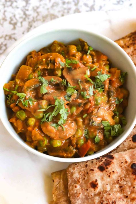 Close up view of Mushroom Masala with peas garnished with coriander Mushroom Mutter Masala, Mushroom Peas Curry, Mushroom Mattar Masala, Peas Recipe Indian, Missi Roti, Mushroom Masala, Mushroom Curry, Jeera Rice, Tomato Gravy