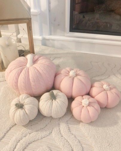 Pink Autumn Bedroom, Light Pink Fall Aesthetic, Pink Fall Room Decor, Pink Fall Bedroom Decor, Fall Pink Aesthetic, Fall Aesthetic Pink, Halloween Pink Aesthetic, Yesstyle Aesthetic, Pink Autumn Aesthetic