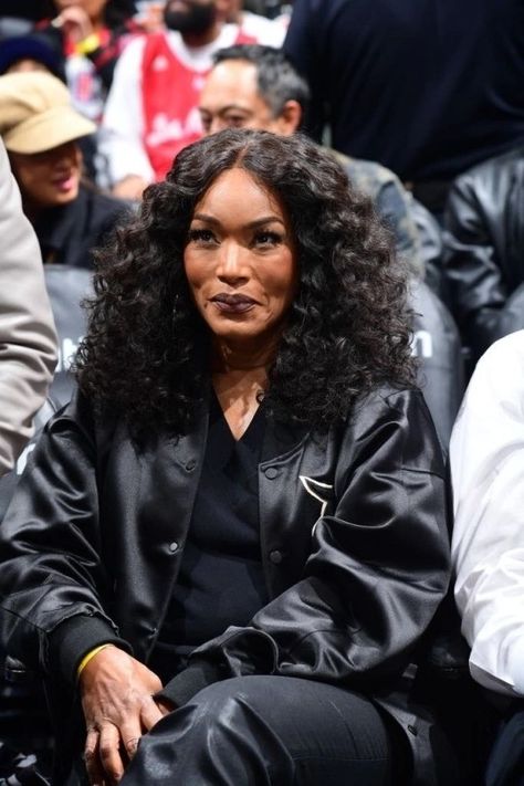 Angela Bassett Aesthetic, Angela Bassett 90s, Black Rapunzel, Foxy Brown, Angela Bassett, Black Actresses, Los Angeles Clippers, Basketball Game, A Basketball