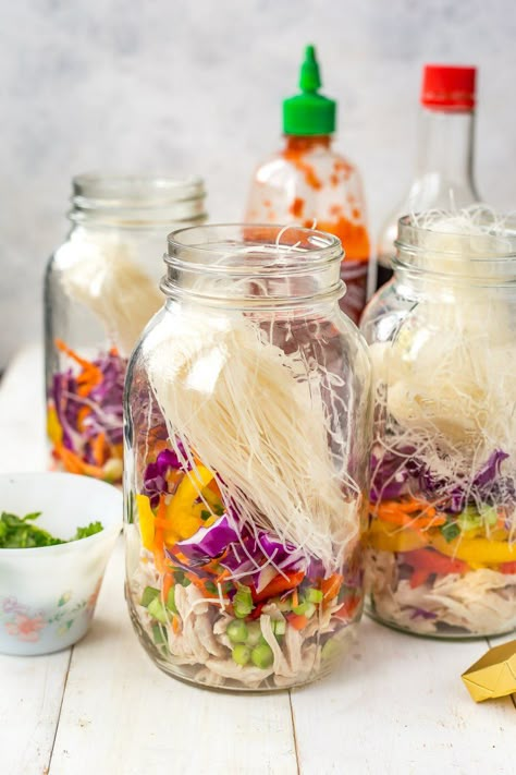 Mason Jar Lunch, Soup In A Jar, 100 Calorie, Mason Jar Salad, Mason Jar Meals, Salad In A Jar, Prepped Lunches, Instant Noodle, God Mat