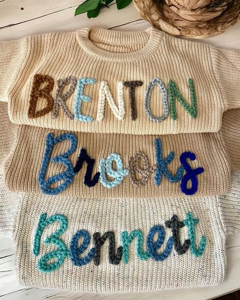 Name On Sweater Diy, Hand Stitch Name On Sweater, Knit Embroidery Sweater, Boy Embroidered Sweater, Hand Embroidery Names, Baby Boy Embroidery Ideas, Embroidery Kids Clothes, Hand Embroidery Sweater, Baby Sweater With Name