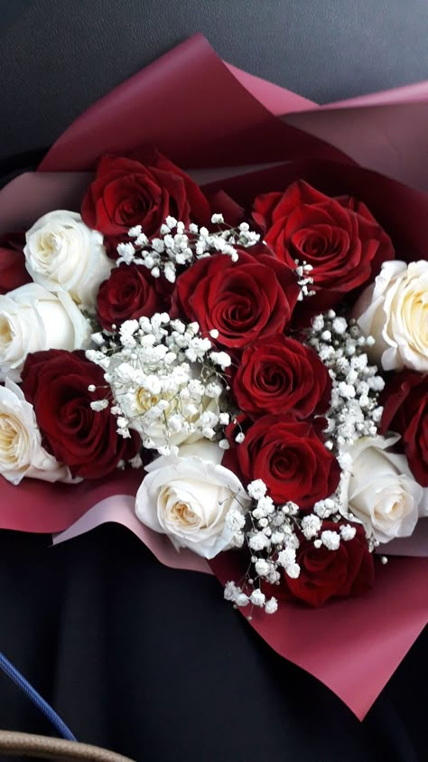 10 Roses Bouquet, Red And White Rose Bouquet, Hibiscus Wedding, Luxury Flower Bouquets, Red And White Roses, Fruits And Flowers, Aesthetic Roses, Red Rose Bouquet, Flower Gift Ideas