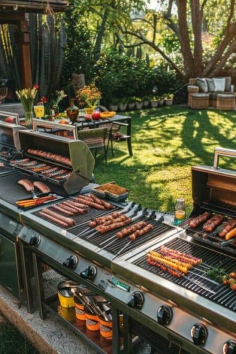 Barbecue avec plusieurs grils remplis de viandes variées et légumes, installé dans un jardin bien aménagé pour une fête d'anniversaire ou un mariage. House Design, Packaging, Collage, Pins, Design