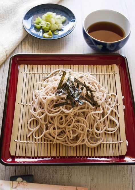 Soba Noodles Cold, Buckwheat Soba Noodle Recipe, Soba Buckwheat Noodles Recipe, Simple Soba Noodle Recipe, Zaru Soba, Cold Soba Noodles, Japanese Meals, Eating Noodles, Soba Noodles Recipe