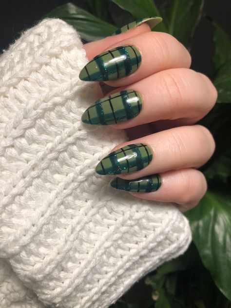 Plaid Nails Green, Green Plaid Nails, Gel Nails Autumn, Flannel Nails, Tartan Nails, Geeky Nails, Winter Christmas Nails, Plaid Nail Designs, Winter Nails Gel