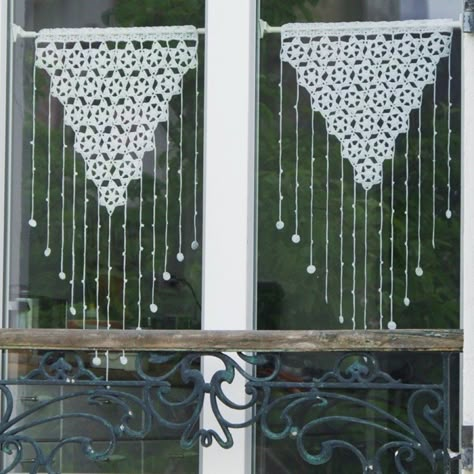 Patron de crochet, rideaux dentelle, habillage fenêtre, diy deco #23 - Un grand marché Diy Valance, Valance Patterns, Vintage Lace Curtains, Crochet Curtain Pattern, Crochet Weaves, Crochet Curtains, Boho Curtains, Crochet Vintage, Lace Curtains