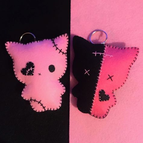 Felt Fabric Keychain, Things To Make Out Of Felt, Plushie Patterns Free Templates Easy, Felt Plushies Pattern, Simple Plushie Patterns, Cat Plush Pattern, Felt Plushies, Kawaii Felt, Creepy Stuffed Animals