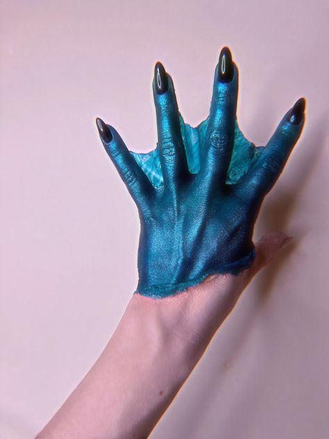 Русалочья рука с перепонками из жидкого латекса, спецэффекты Sfx Hand Makeup, Mermaid Prosthetic Makeup, Mermaid Fx Makeup, Pretty Sfx Makeup, Siren Sfx Makeup, Webbed Hands Mermaid, Theatrical Makeup Ideas, Mermaid Sfx Makeup, Sea Monster Makeup