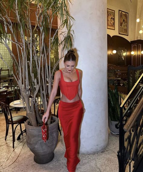 Red Vacation Outfit, All Red Outfit Baddie, Outfit Dinner Night, Hair Styles Elegant, Casual Women Outfits, Chic Spring Outfits, Aesthetic Pose Ideas, Dream Life Aesthetic, Feminine Lifestyle