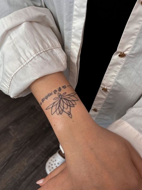 Тату лотос, мантра, браслет тату by @daria_pokes Simple Tattoos For Women, Ankle Tattoos For Women, Henna Tattoo Hand, Handpoke Tattoo, Writing Tattoos, Petite Tattoos, Spine Tattoos For Women, Wrist Tattoos For Women, Small Hand Tattoos