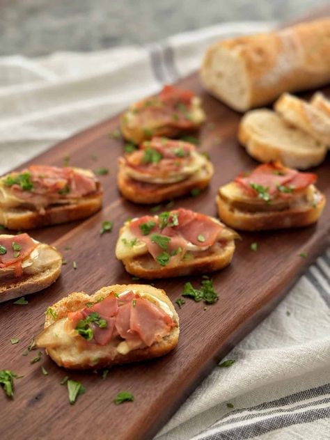 Craving fancy finger food? Elevate your appetizer game with our easy Brie, pear & prosciutto crostini recipe. Sweet, salty, crispy bliss in every bite! Crustini Recipe, Proscuitto Recipe, Pear Crostini, Pear Prosciutto, Prosciutto Crostini, Easy Tailgate Food, Prosciutto Appetizer, Brie Crostini, Fancy Appetizer Recipes