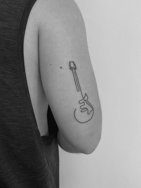 Simplistic Guitar Tattoo, Cool Guitar Tattoo Designs, Guitar Back Tattoo, Minimal Lines Tattoo, Cute Guitar Tattoos, One Line Guitar Tattoo, Cool Guitar Tattoos, Minimalistic Guitar Tattoo, Minimal Tattoo Music