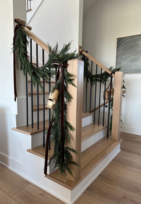 Affordable Outdoor Christmas Decorations, Modern Stairs Ideas, Cypress Garland, Stairs Wall Design, Christmas Garland Staircase, Design Home Kitchen, Stairs Decor, Stairs Renovation, Rustic Stairs