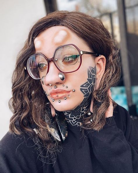 Septum Tattoos For Women, Septum Tattoo, Crazy Piercings, Body Modification Piercings, Tattooed Women, Cute Piercings, Piercings Unique, Face Tattoos, Body Modification