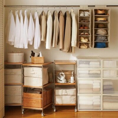 Muji Closet Organization, Japanese Closet Storage, Muji Organization Ideas, Japanese Storage Ideas, Japanese Closet Organization, Japanese Home Organization, Korean Closet Organization, Muji Closet, Japanese Closet