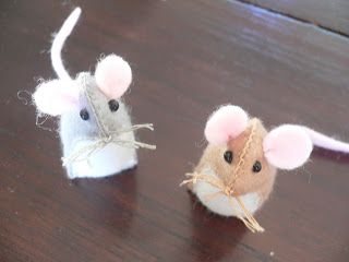 DIY Felt Mouse - FREE Sewing Pattern and Tutorial Mice Dolls, Stuffed Mouse, Cute Mice, Mouse Crafts, Felt Mouse, Felt Patterns, Cute Mouse, Sewing Toys, Felt Diy