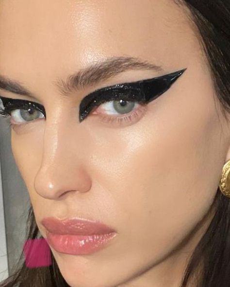 Irina Shayk Versace, Gothic Make Up, Versace Makeup, Pastel Makeup, Runway Makeup, Gothic Makeup, Creative Makeup Looks, Photo Makeup, Irina Shayk