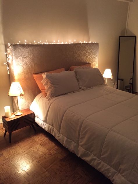 Fairy Lights Around Headboard, Headboard Lights Ideas, Headboard Fairy Lights, Fairy Lights On Headboard, Fairy Lights Headboard, Cozy Small Bedroom Decor, Light Decor Ideas, Bed Lighting, Dorm Room Colors